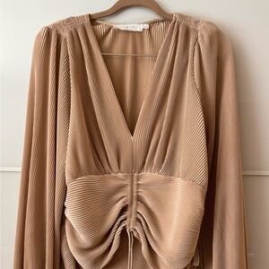 Hello 🔥 brand new champagne gold top by Astr